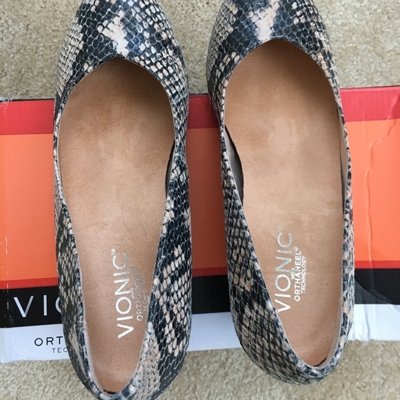 𝅺VIONIC cushioned snakeskin wedge - Picture 4 of 10